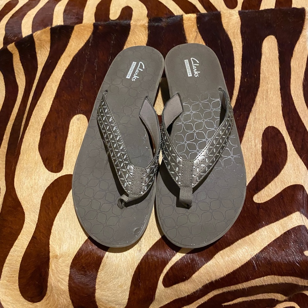 EUC Clarks Collection Gray-Brown Flip Flops Size 10